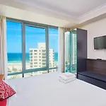Skyline And Beach View With King Bed Studio In Gold Coast