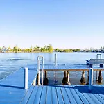 Surfers Paradise Unique 7-Bedrooms Waterfront Holiday Home