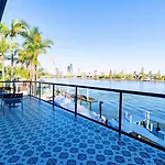 Surfers Paradise Unique 7-Bedrooms Waterfront Holiday Home