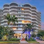 Surfers/Broadbeach Pool View. Free Parking & Wifi
