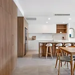 Luxury Central Palm Beach Apartment With Rooftop Pool - Gchm