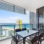 Oracle Resort Broadbeach - 4 Bedroom Sub Penthouse Ocean View Apartment - Qstay