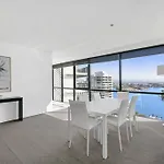 2 Bedroom Unit, Heart Of Surfers Paradise,Pool,Spa
