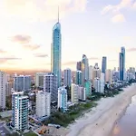 2 Bedroom Unit, Heart Of Surfers Paradise,Pool,Spa
