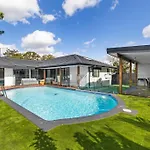 Ultra Modern & Relaxing Inner City 4Bed House - With A Private Pool - 10Mins Walk To Beach