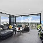 Circle On Cavill - Hr Surfers Paradise