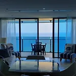 High-End Apartment In The Soul Of Surfers Paradise