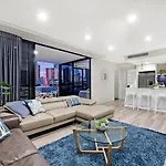 Circle On Cavill Surfers Paradise- 3 Bedroom Spa Apartment