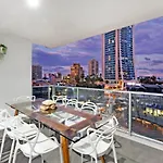 Circle On Cavill Surfers Paradise- 3 Bedroom Spa Apartment