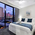 Circle On Cavill Surfers Paradise- 3 Bedroom Spa Apartment