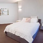Luxury Canal Paradise, 3 Bed Apartment In Broadbeach Waters