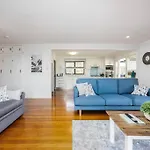 Beachside Cheerful 5 Bedroom Home