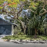 Beachside Cheerful 5 Bedroom Home