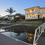 Luxury Waterfront House Close To Theme Parks And Shops