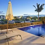 Luxury Waterfront House Close To Theme Parks And Shops