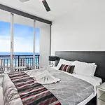 2 Bedroom Beach View Apartment In Surfers Paradise! Free Parking & Wifi