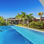 Broadbeach Bungalow - Heated Pool - Sleeps 7