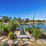 Broadbeach Bungalow - Heated Pool - Sleeps 7