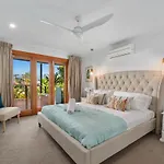 Broadbeach Bungalow - Heated Pool - Sleeps 7
