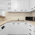1 Bedroom Apartment In Chevron Island By Gold Coast Premium