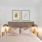 Blush On Broadbeach- Beachside And Pet Friendly, 3Rd Floor Walk Up