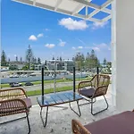 2 Bed Ocean View Apt, Parking, Wifi! 250M To Beach