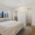 2 Bed Ocean View Apt, Parking, Wifi! 250M To Beach