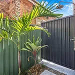 New 3Br Burleigh Beach Townhome With Private Rooftop!