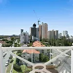 Cosy Studio In Broadbeach With Pools, Sauna & Gym