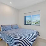 2 Bed Ocean View Apt, Parking, Wifi! 250M To Beach