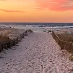 Cooly Coastal Escape Walk To Beach & Shops