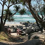 Cooly Coastal Escape Walk To Beach & Shops