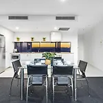 Kids Stay Free In Hinterland View 1 Bedroom Spa Apartment At Circle On Cavill - Q Stay
