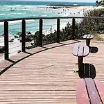 Cooly Coastal Escape Walk To Beach & Shops