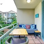 Hola Kirra - Ocean Blue Beachfront Oasis With Balcony