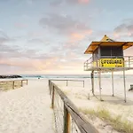 Hola Kirra - Ocean Blue Beachfront Oasis With Balcony