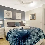 Hola Kirra - Ocean Blue Beachfront Oasis With Balcony