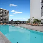 Circle On Cavill Riverview Apartment 450 Metre To The Beach