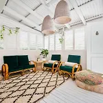 Palm Springs Cottage In Prime Gold Coast Location