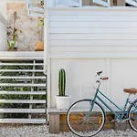 Palm Springs Cottage In Prime Gold Coast Location
