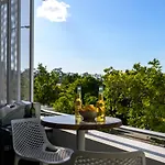 Luxury Stays Varsity-Robina-Bond