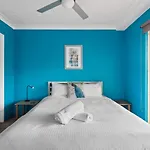 Deja Blue - Sunny Surfers Getaway On Chevron Island
