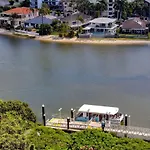 Central And Scenic Riverside Retreat At Surfers