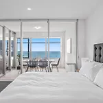 Oceanview 2-Bed With Pool, Sauna, Gym & Parking
