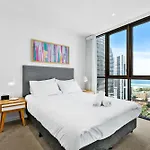 Elegant 2-Bed With Stunning Views, Pool, Bbq, Gym