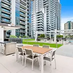 Elegant 2-Bed With Stunning Views, Pool, Bbq, Gym
