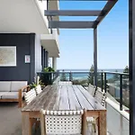 Luxe Beachfront 2-Bed With Gym Pool & Views