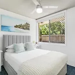 Cosy Ground Floor Unit Moments From The Beach