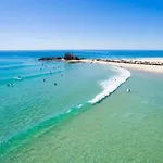 Gold Coast Family Retreat, Beach 1 And Half Kms, Shops, Full Home