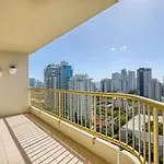 Retro Main Beach Hidden Gem With Waterfront Views